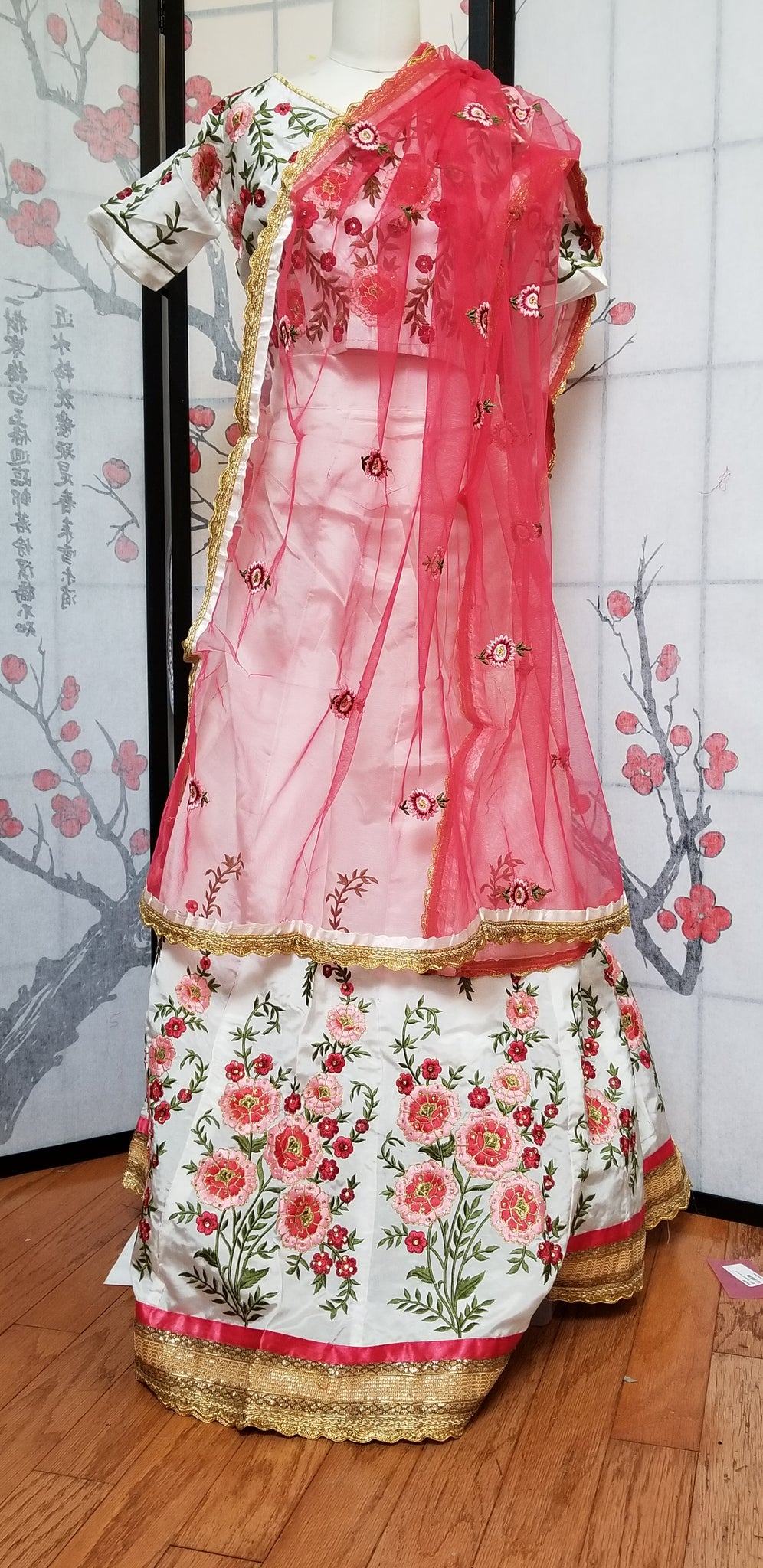 Lehanga - White and pink embroidery